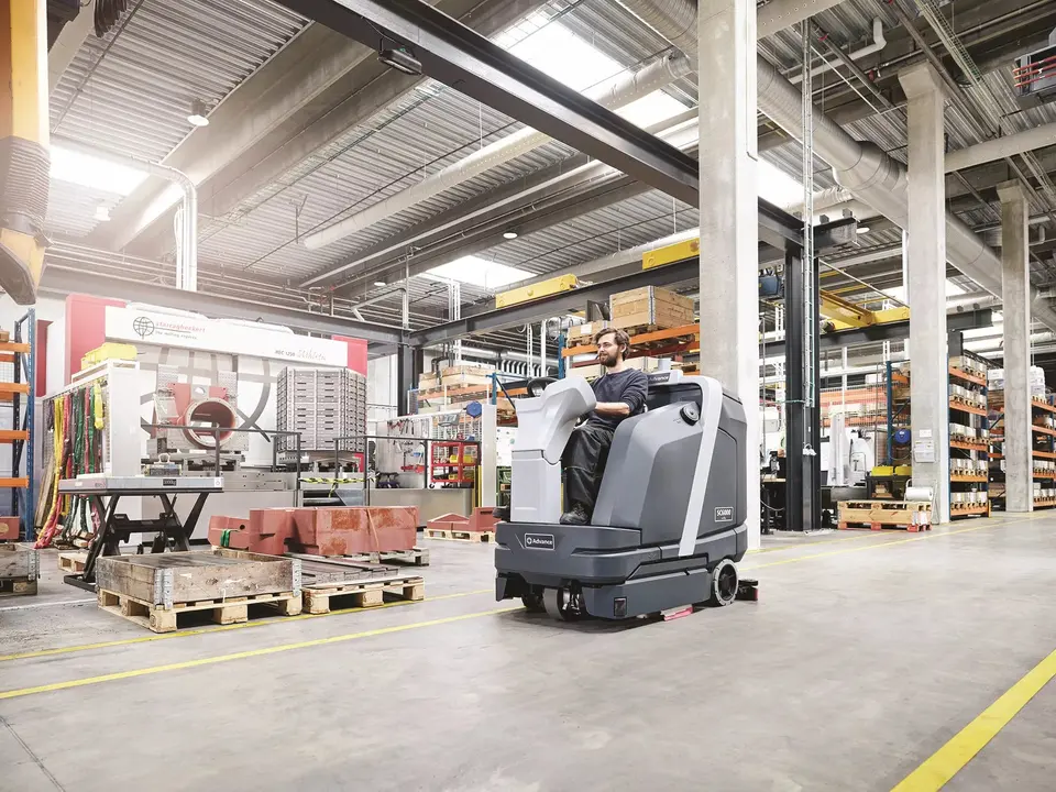 Maschinelle Bodenreinigung in einer Industriehalle